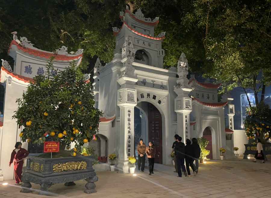 Les visiteurs du temple de la Déesse Mère de Hưng Yên visitent le paysage pendant le Têt. Photo: Thanh Nhàn