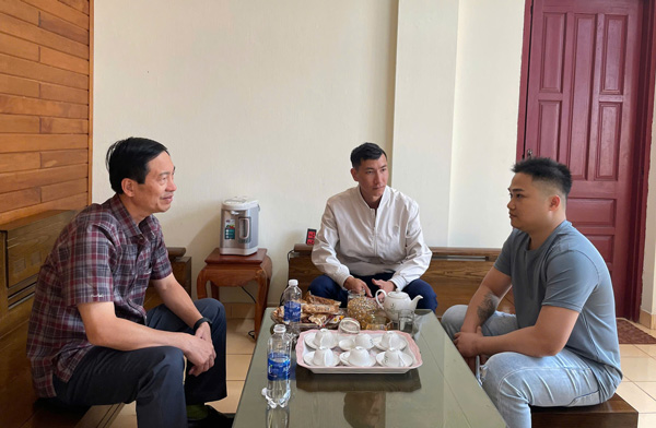 Vo Minh Phong (gray shirt, right cover) surrenders to Chu Pah Commune Police. Photo: Police