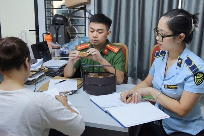 Associations and funds are required by the Ministry of Home Affairs to tighten responsibility for combating counterfeit and fake goods. Photo: Hanoi Market Management Department