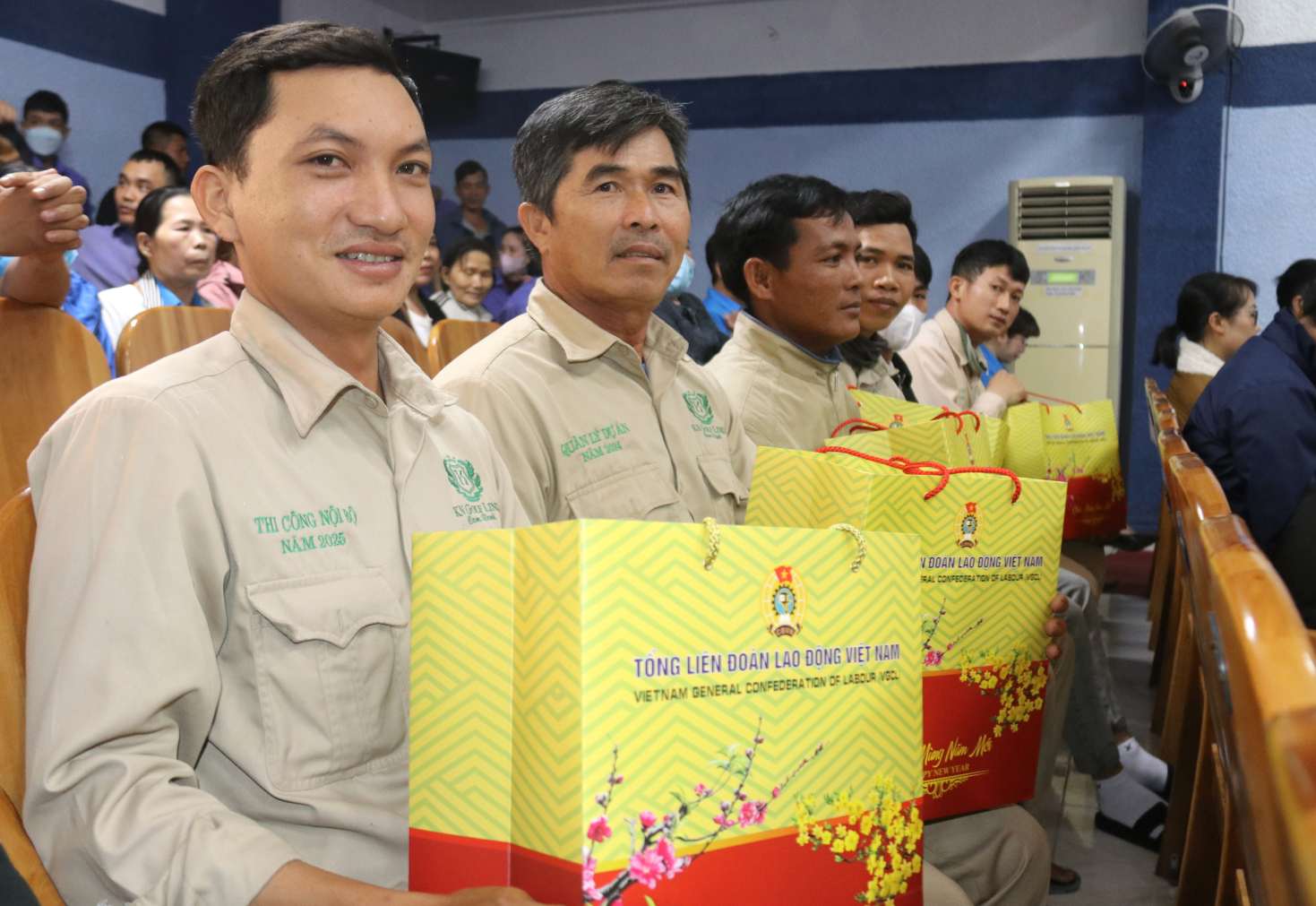 Khanh Hoa workers excitedly receive Tet gifts from the Trade Union celebrating Binh Ngo Spring 2026. Photo: Phuong Linh