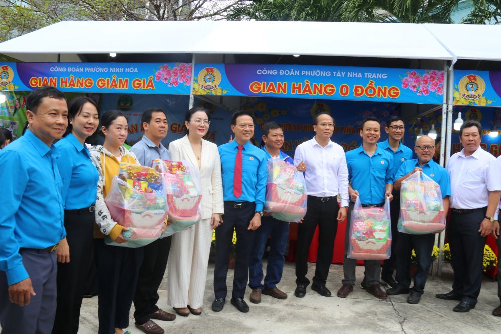 Quà Tết Công đoàn trao cho đoàn viên khó khăn tại chợ Tết 0 đồng. Ảnh: Phương Linh