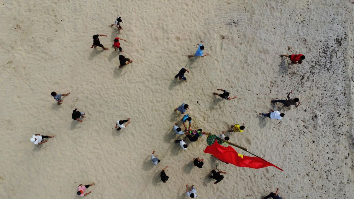 Các đội không ngừng tranh giành quyết liệt quả cù và ném vào sọt. Ảnh: Hàn Nguyễn