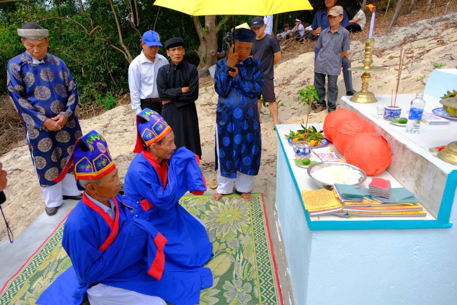 Các vị bô lão tổ chức nghi lễ trang trọng, cầu nguyện thần linh phù hộ cho dân làng một năm mới mưa thuận gió hòa, mùa màng bội thu. Ảnh: Hàn Nguyên