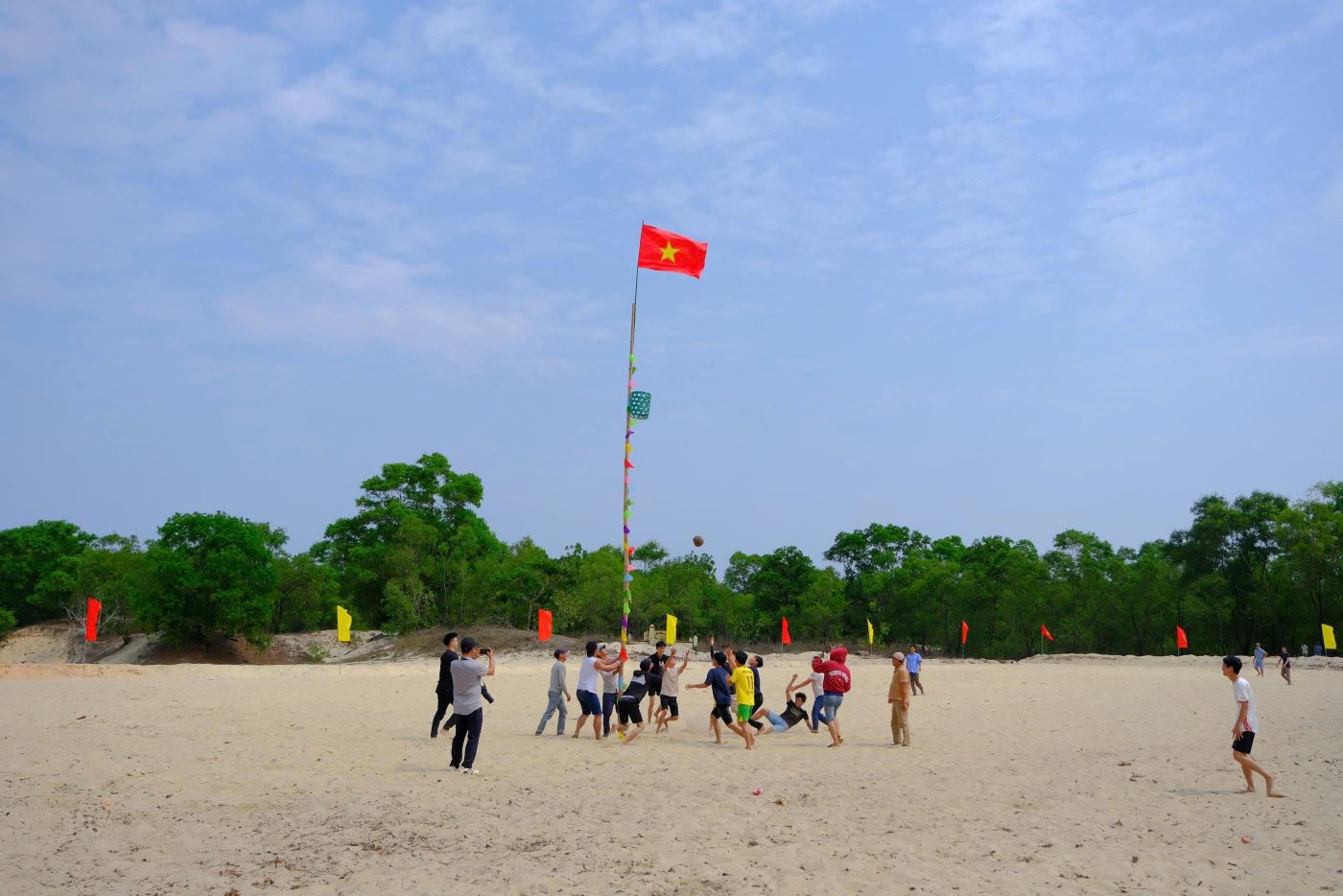 Các trai tráng khỏe mạnh, nhanh nhẹn được chia thành hai đội để tranh cướp và phối hợp ném quả cù vào sọt của đối phương. Ảnh: Hàn Nguyên