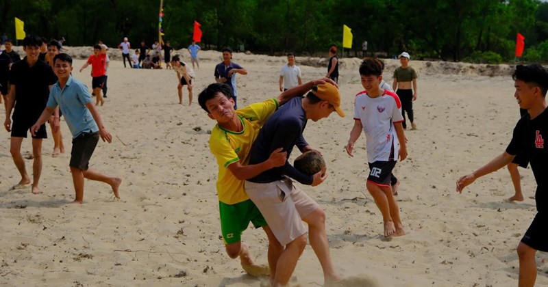 Đầu xuân, đàn ông tranh tài giành "quả cu" trên đồi cát