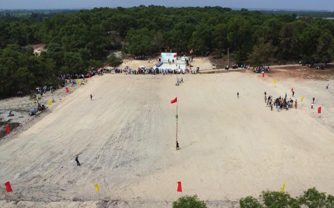 Trảng cát diễn ra lễ hội ném cù. Ảnh: Hàn Nguyên