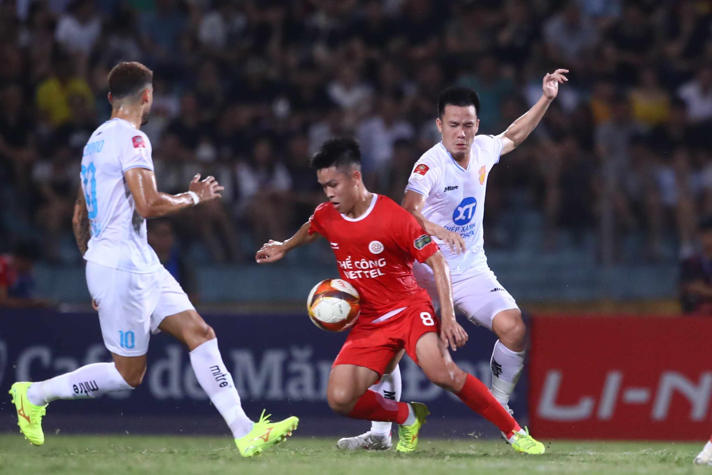 The Cong Viettel meets Nam Dinh in the V.League postponed round. Photo: Minh Dan