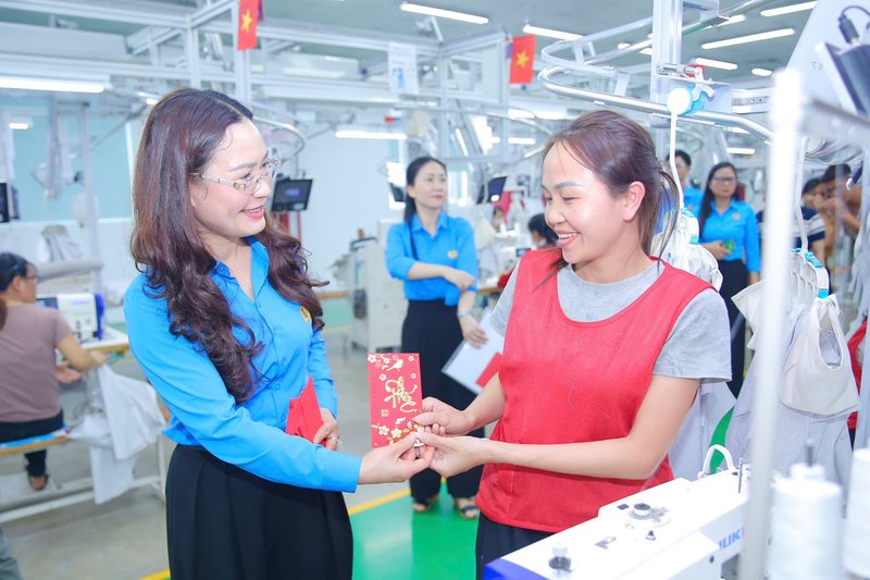 Đại diện lãnh đạo LĐLĐ tỉnh Ninh Bình thăm hỏi, động viên và lì xì cho công nhân tại Ảnh: Diệu Anh