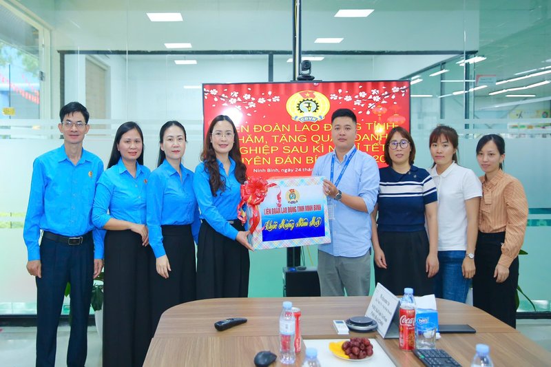 Leaders of Ninh Binh Provincial Labor Federation present gifts to representatives of Hai Vinh Co., Ltd. Photo: Dieu Anh