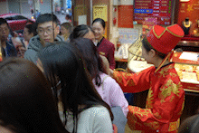 People line up to buy God of Wealth gold, store equipped with automatic gold selling machines