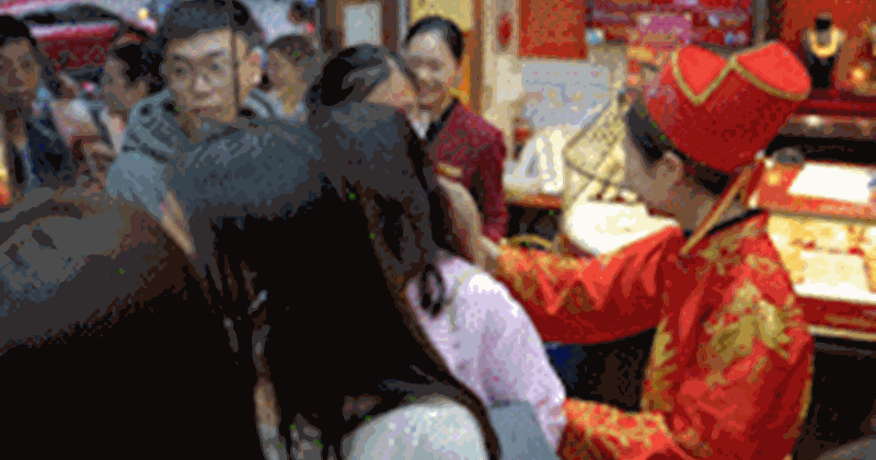 Người dân xếp hàng mua vàng Thần Tài, cửa hàng trang bị máy bán tự động