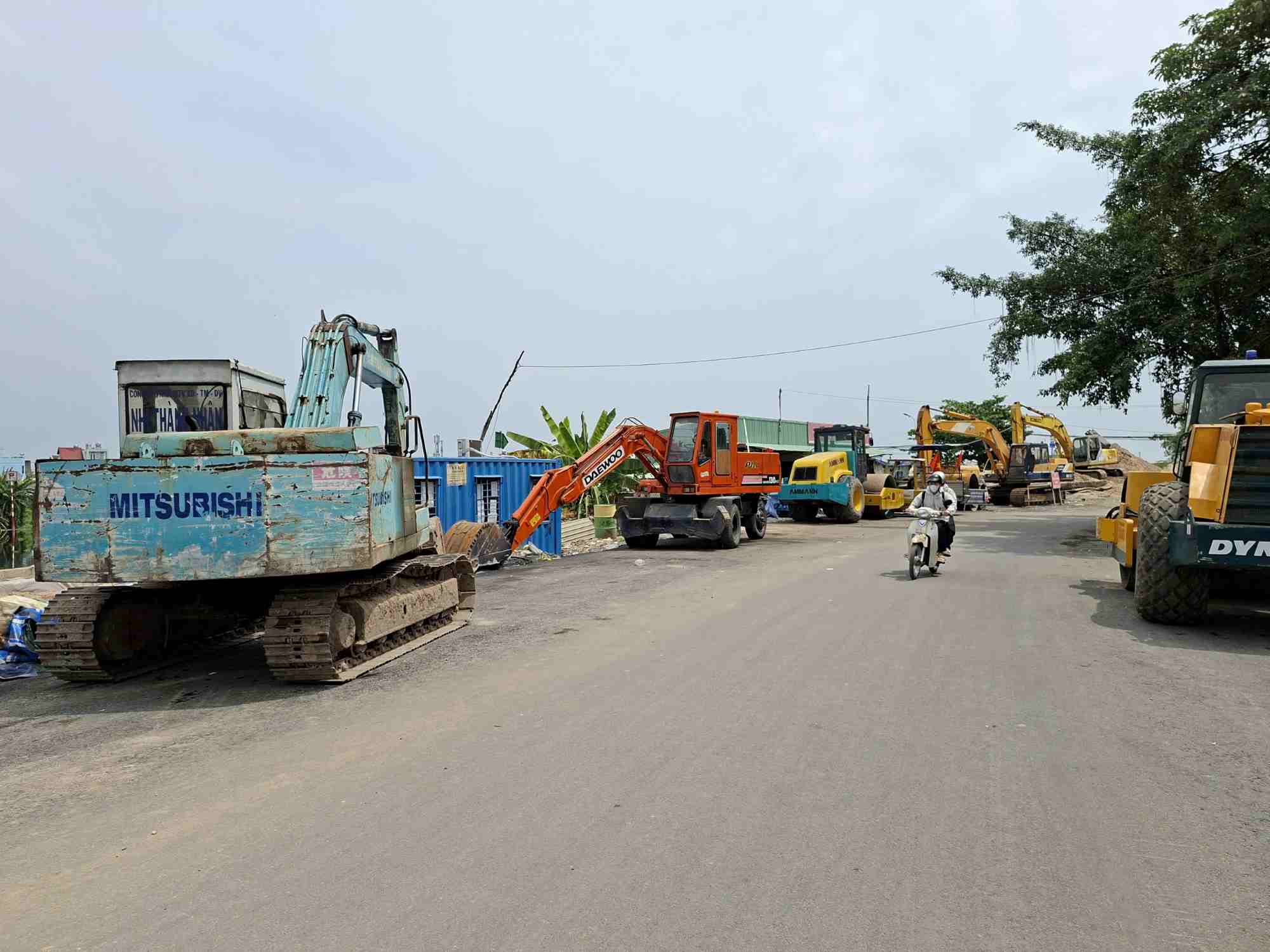 Máy móc nằm đắp chiều trên công trường. Ảnh: Minh Quân