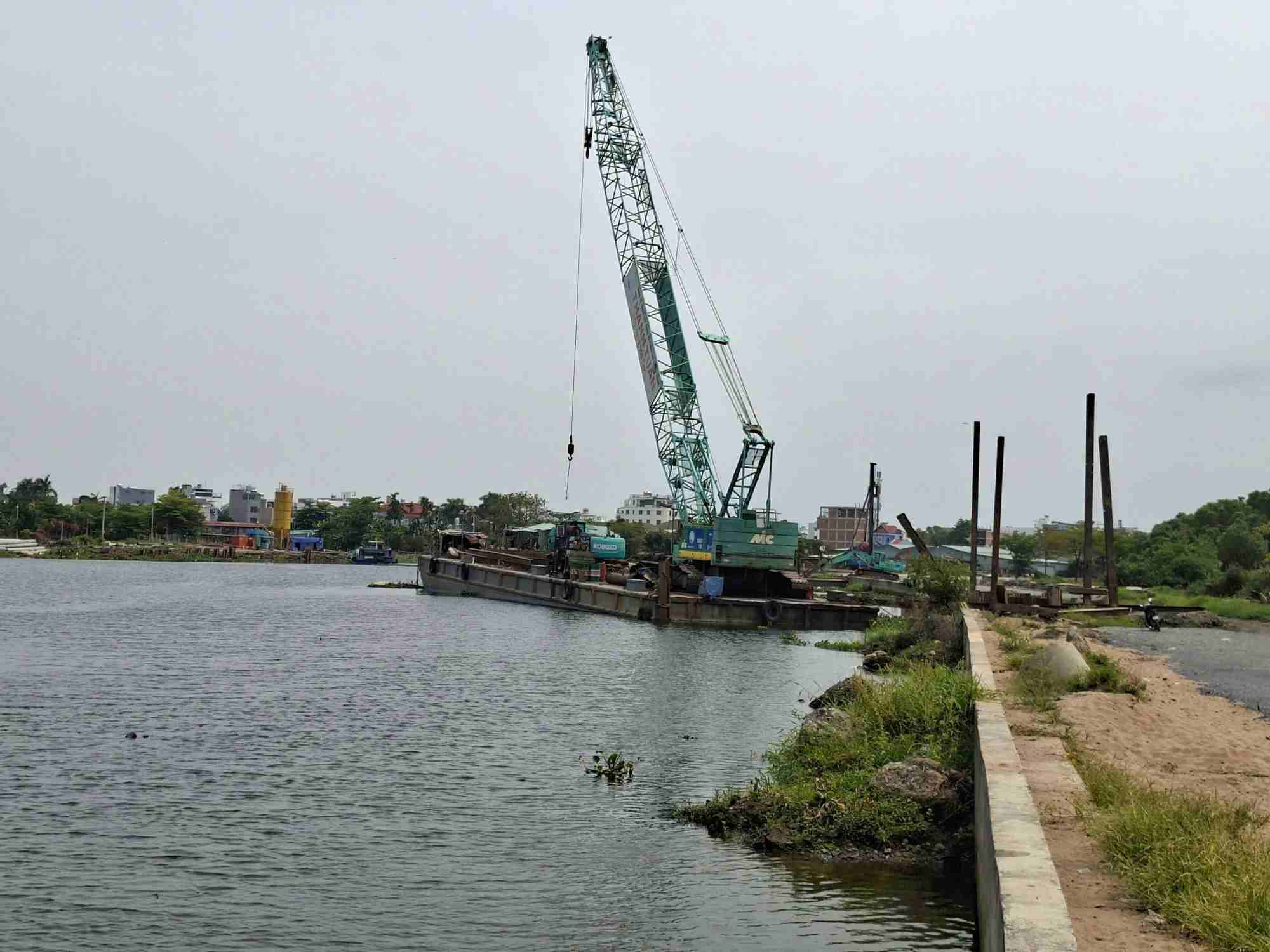 Cần cẩu nằm nằm “treo cẩu”. Ảnh: Minh Quân