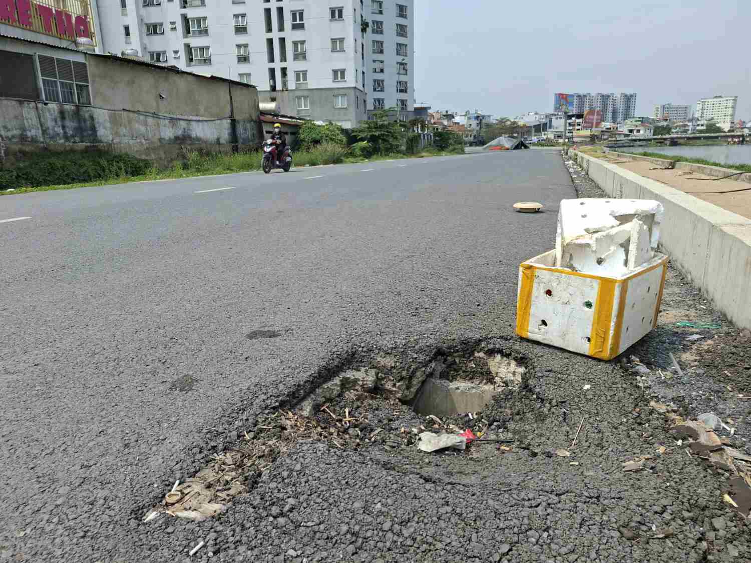 Đường ven kênh bị sụt lún. Ảnh: Minh Quân