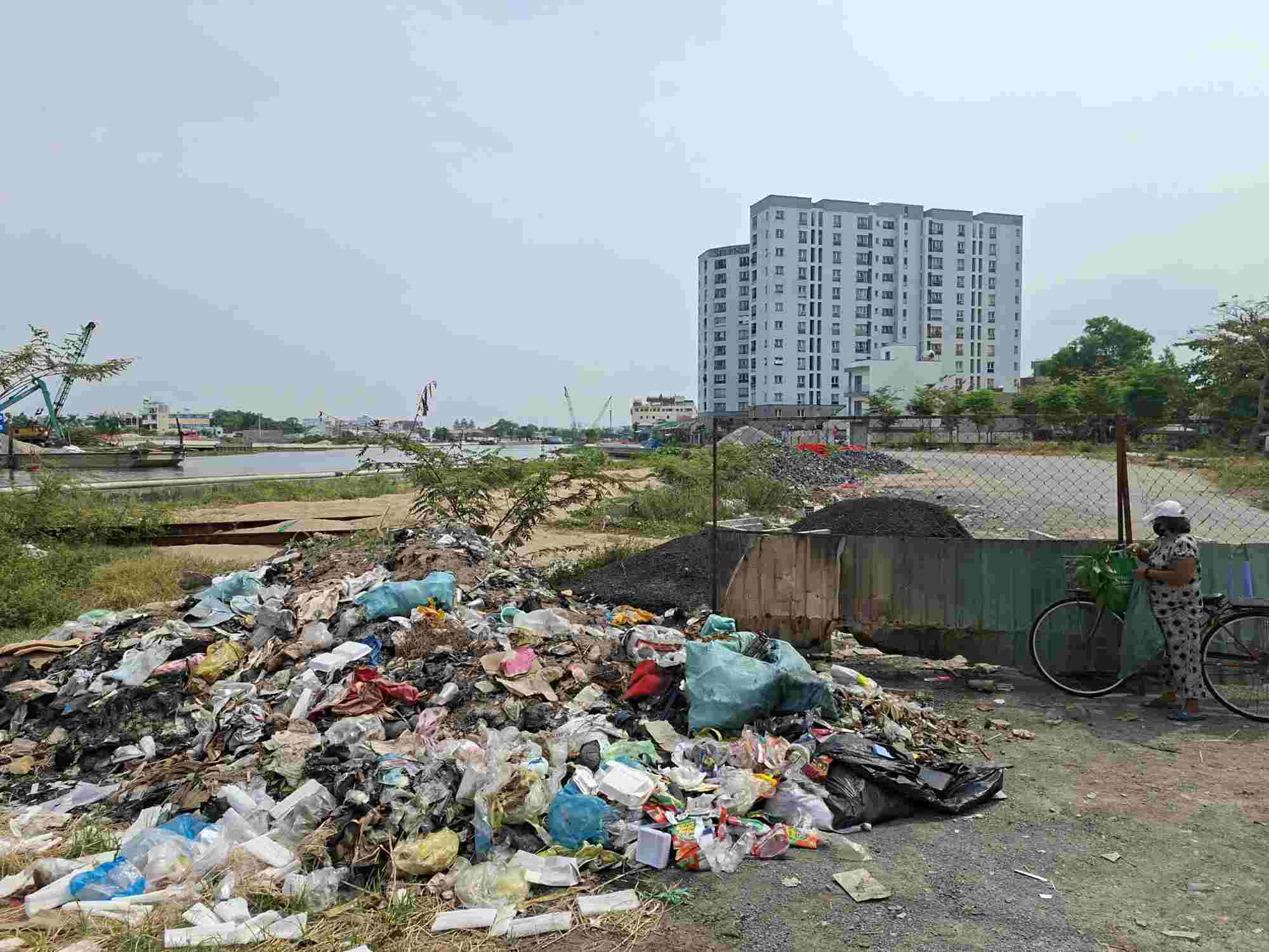 Rác thải đổ trộm dọc kênh Tham Lương - Bến Cát. Ảnh: Minh Quân