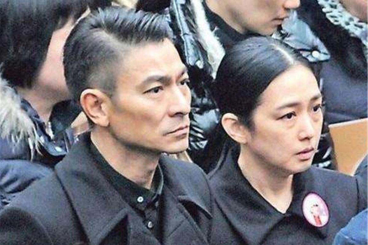 Lưu Đức Hoa xuất hiện ở đám tang bố