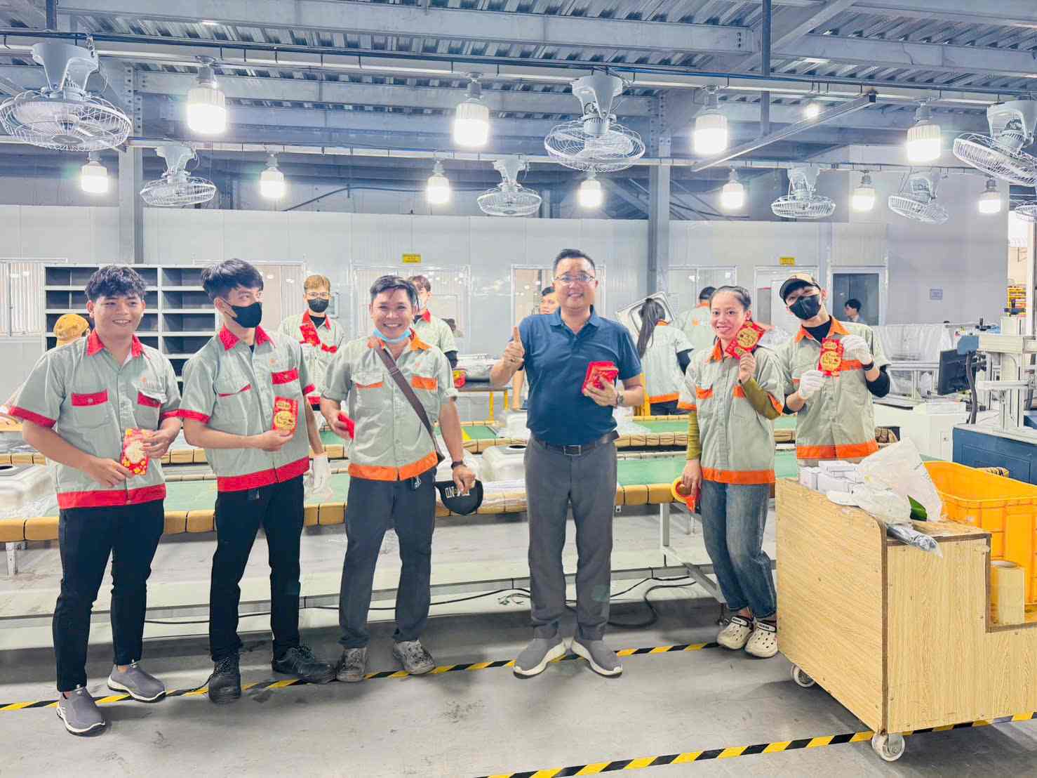 Workers returning to the factory are encouraged by the company with lucky money. Photo: Trade Union provided