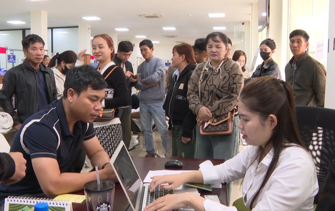 Cán bộ hỗ trợ hướng dẫn người dân hoàn thiện hồ sơ tận tình ngay từ khâu đầu, hạn chế tình trạng phải đi lại nhiều lần. Ảnh: Thanh Trung