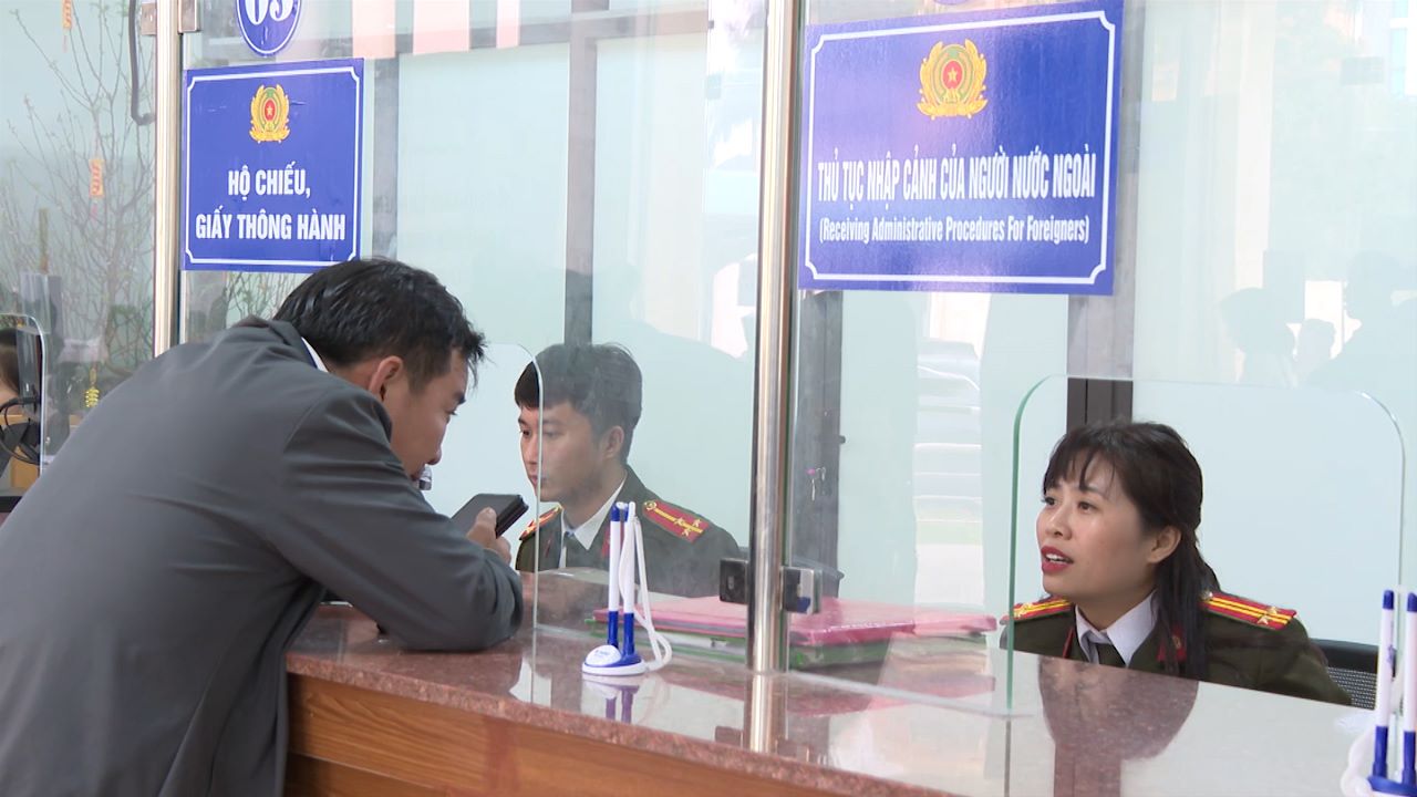 Hồ sơ liên quan đến hộ chiếu và giấy thông hành tăng cao sau dịp Tết Nguyên đán. Ảnh: Thanh Trung