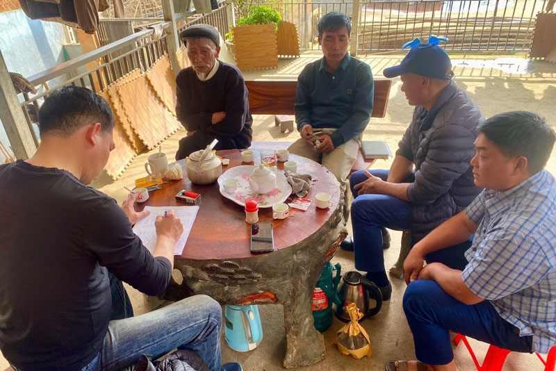 Lực lượng chức năng xã Y Tý vào cuộc xác minh thông tin mất hổ đá. Ảnh: Hoàng Kiều