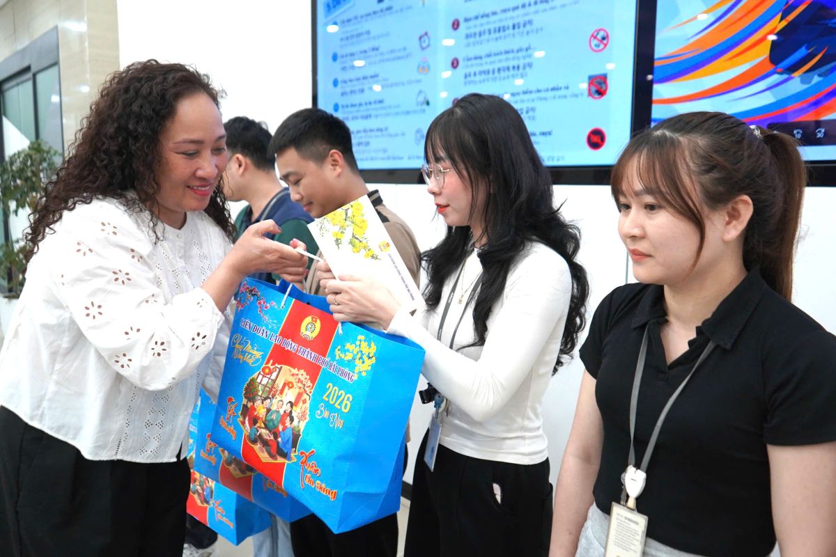 Representatives of Hai Phong City Labor Federation present gifts to union members and workers of LG Display. Photo: Mai Dung