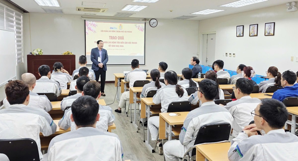 Chủ tịch LĐLĐ TP Hải Phòng Nguyễn Anh Tuân thăm hỏi, chúc Tết, tặng quà đoàn viên Công ty TNHH Shin-Etsu. Ảnh: Nguyễn Duyên