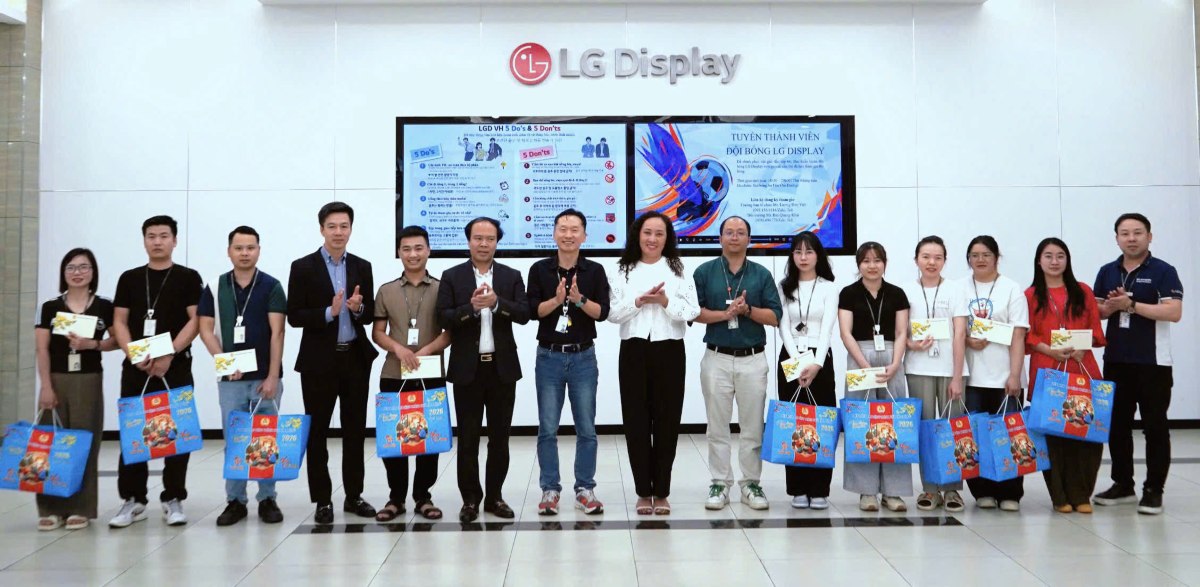 Phó Chủ tịch LĐLĐ TP Hải Phòng Nguyễn Thị Lan Anh tặng quà đoàn viên Công ty TNHH LG Display. Ảnh: Mai Dung