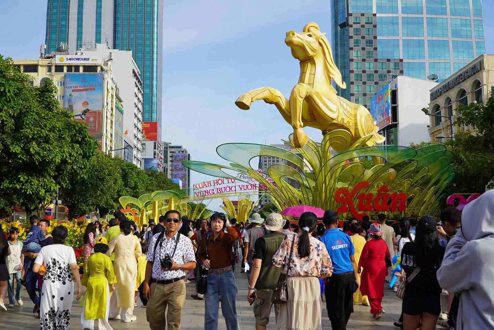 Người dân chụp ảnh lưu lại kỉ niệm tại đường hoa Nguyễn Huệ. Ảnh: Chân Phúc