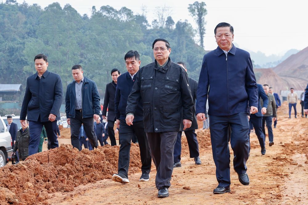 Prime Minister Pham Minh Chinh and Minister of Construction Tran Hong Minh inspect at Km0 Coc Nam branch belonging to a key traffic project in Lang Son on February 20. Photo: Nhat Bac