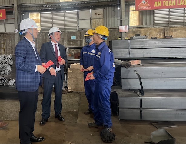 Leaders of the Hanoi Labor Federation and leaders of Minh Cuong Mechanical - Construction - Trading Joint Stock Company give lucky money to union members and workers at the beginning of the year. The Company's grassroots trade union is highly appreciated by the Dong Anh Commune Trade Union for its activities. Photo: Kieu Vu