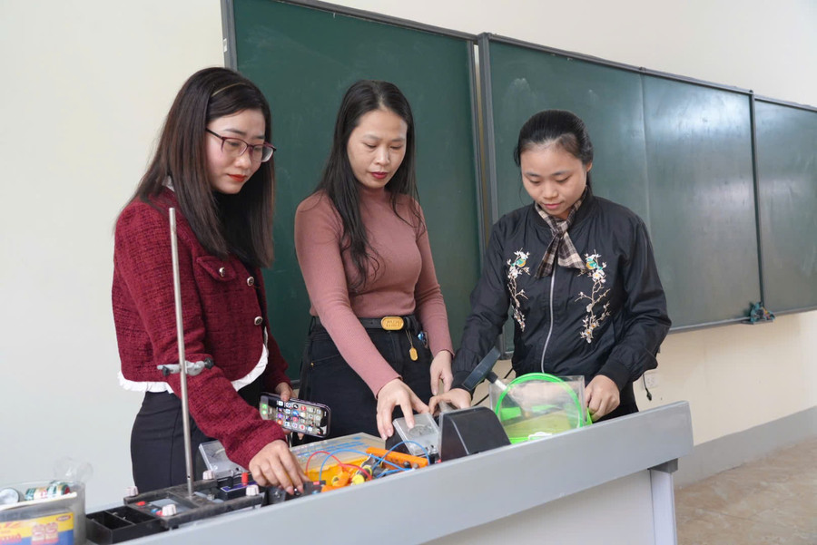 Contract teachers of schools in Cua Lo ward (Nghe An) hope to have stable jobs. Photo: Ho Lai