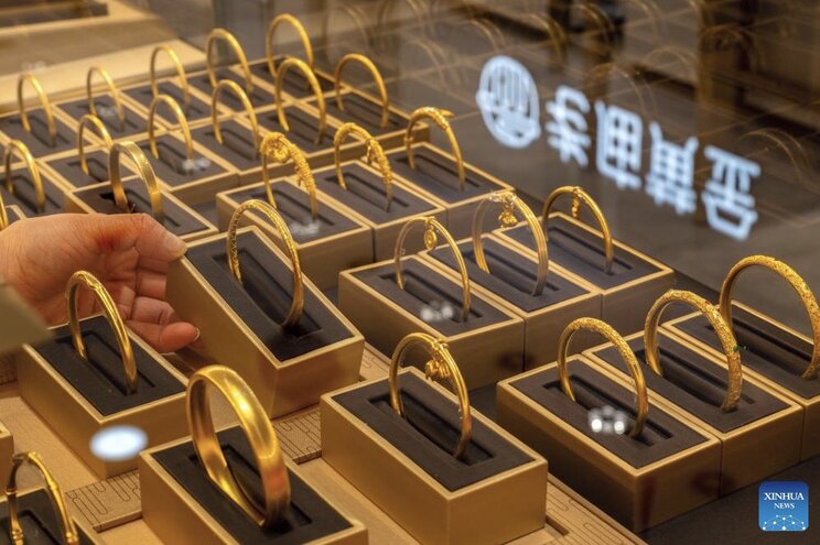 The volatile upward momentum of world gold prices is forecast to be far from over. Photo: Xinhua