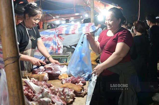 Para pedagang di Pasar Vieng menjual banyak sekali daging sapi, tetapi semuanya habis terjual bahkan sebelum pelanggan sempat membeli.