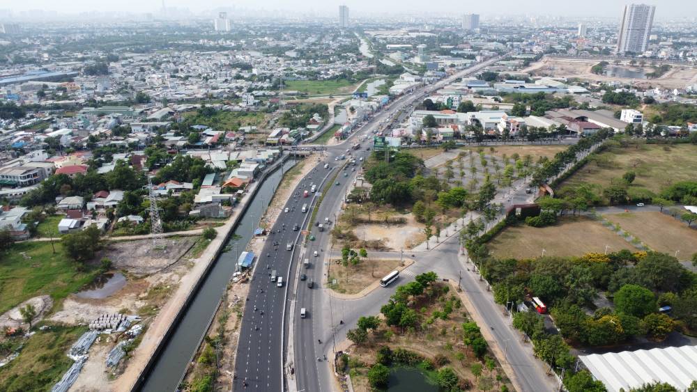 Đường Quốc lộ 13 đoạn qua ngã tư cầu Ông Bố. Ảnh: Đình Trọng