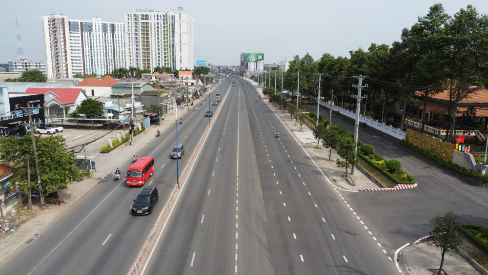 Đến nay, đã có khoảng 9km hoàn thành việc trải nhựa mở rộng từ 6 lên 8 làn xe. Ảnh: Đình Trọng