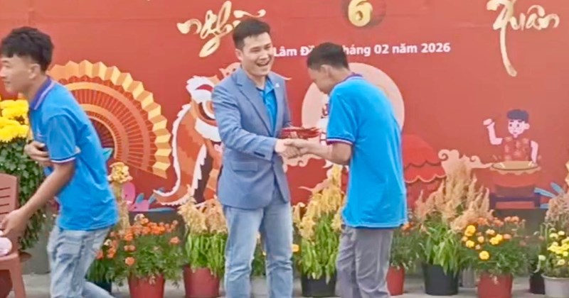 Công nhân Phan Thiết phấn khởi đi làm, nhận lì xì đầu năm