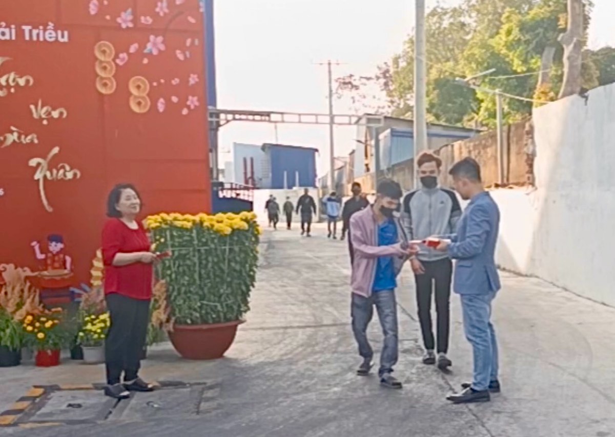 Những phần lì xì động viên công nhân đầu năm. Ảnh: Phạm Duy