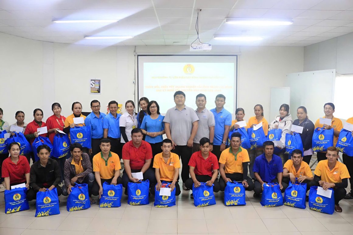 Bà Trần Ngọc Mỹ - Phó Chủ tịch LĐLĐ TP Cần Thơ đến thăm và tặng quà tại Công ty TNHH Hóa chất HS Việt Nam - chi nhánh Sóc Trăng. Ảnh: Văn Nhanh