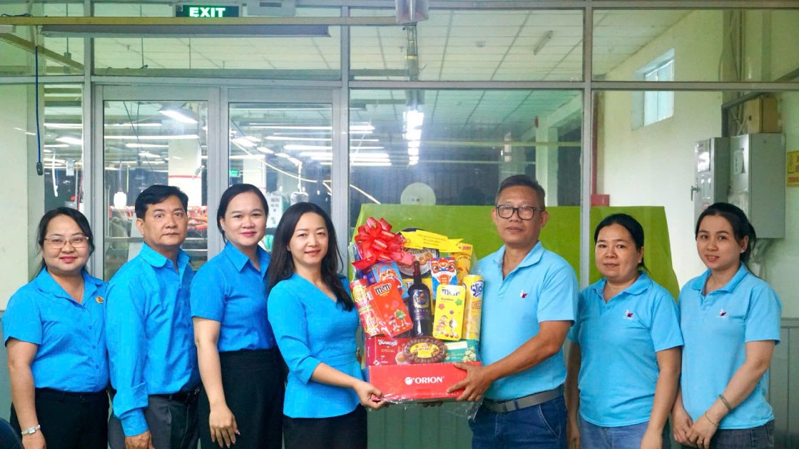 Bà Trần Tú Nhiên - Phó Chủ tịch LĐLĐ TP Cần Thơ thăm và tặng quà tại Công ty TNHH Kwong Lung – Ô Môn. Ảnh: Văn Nhanh