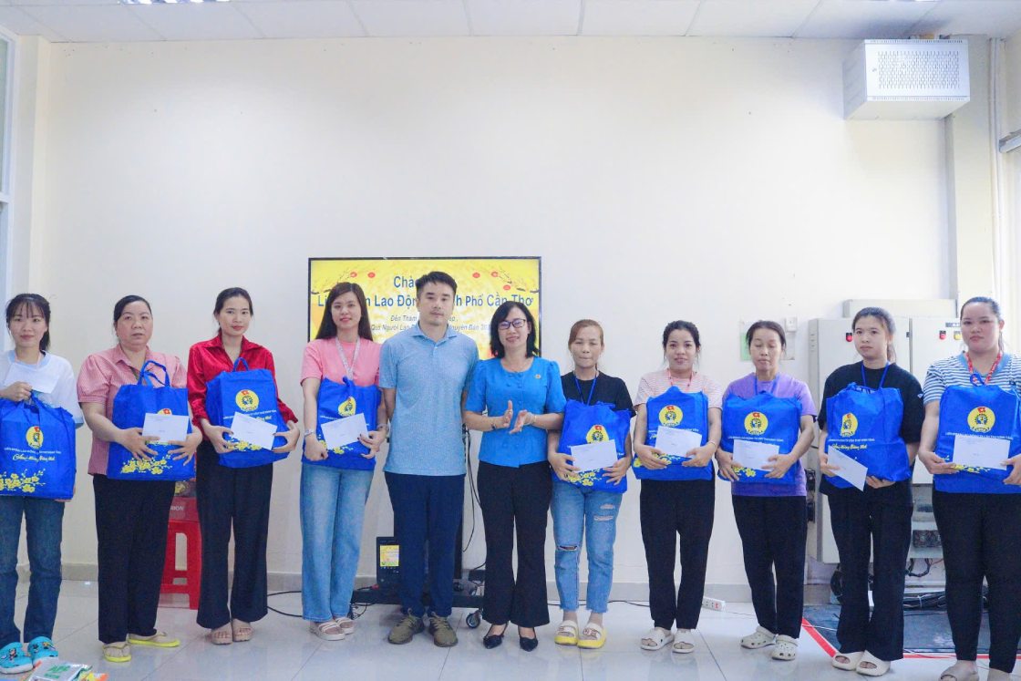 Can Tho Federation visits and gives gifts to workers after Tet. Photo: Van Nhanh