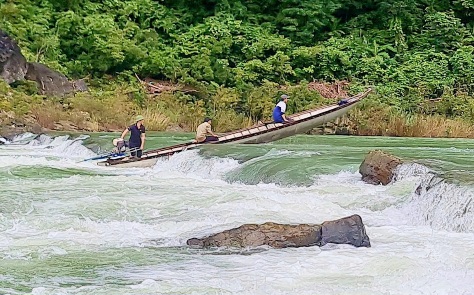To reach Hoi Ray village and Nuoc Dang village, people have to travel by motorboat. Due to the traffic distance, these locations organize early elections. Photo: T.Hieu
