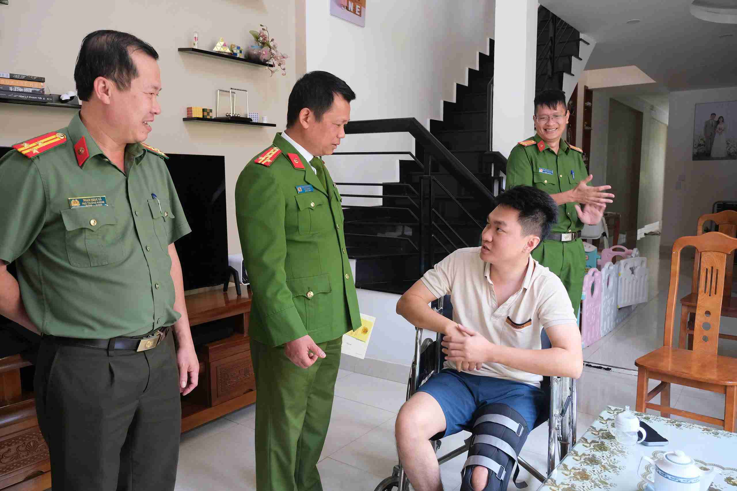 Đại tá Đậu Xuân Bảo, Phó giám đốc Công an Lâm Đồng tới thăm, động viên Đại úy Trần Việt Hoàn. Ảnh: Công an Lâm Đồng 