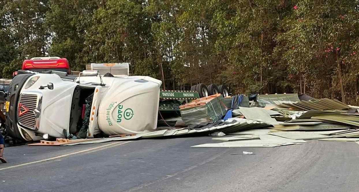 Scene of a truck overturning on the road across Thu Bien bridge in Dong Nai. Photo: Reader provided