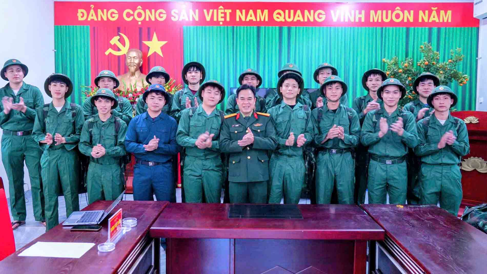 Thanh niên xã Tây Phương (Hà Nội) sẵn sàng nhập ngũ. Ảnh: TTĐT xã Tây Phương 