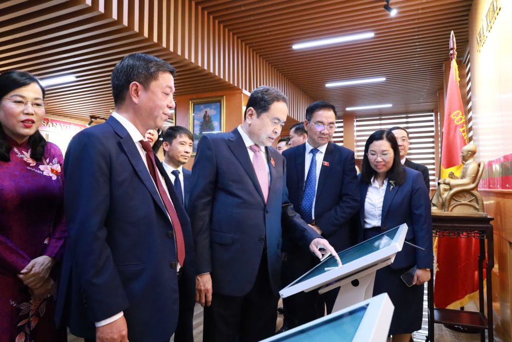 Chủ tịch Quốc hội Trần Thanh Mẫn và các đại biểu tham quan phòng truyền thống Nhà xuất bản Chính trị quốc gia Sự thật. Ảnh: Trần Vương