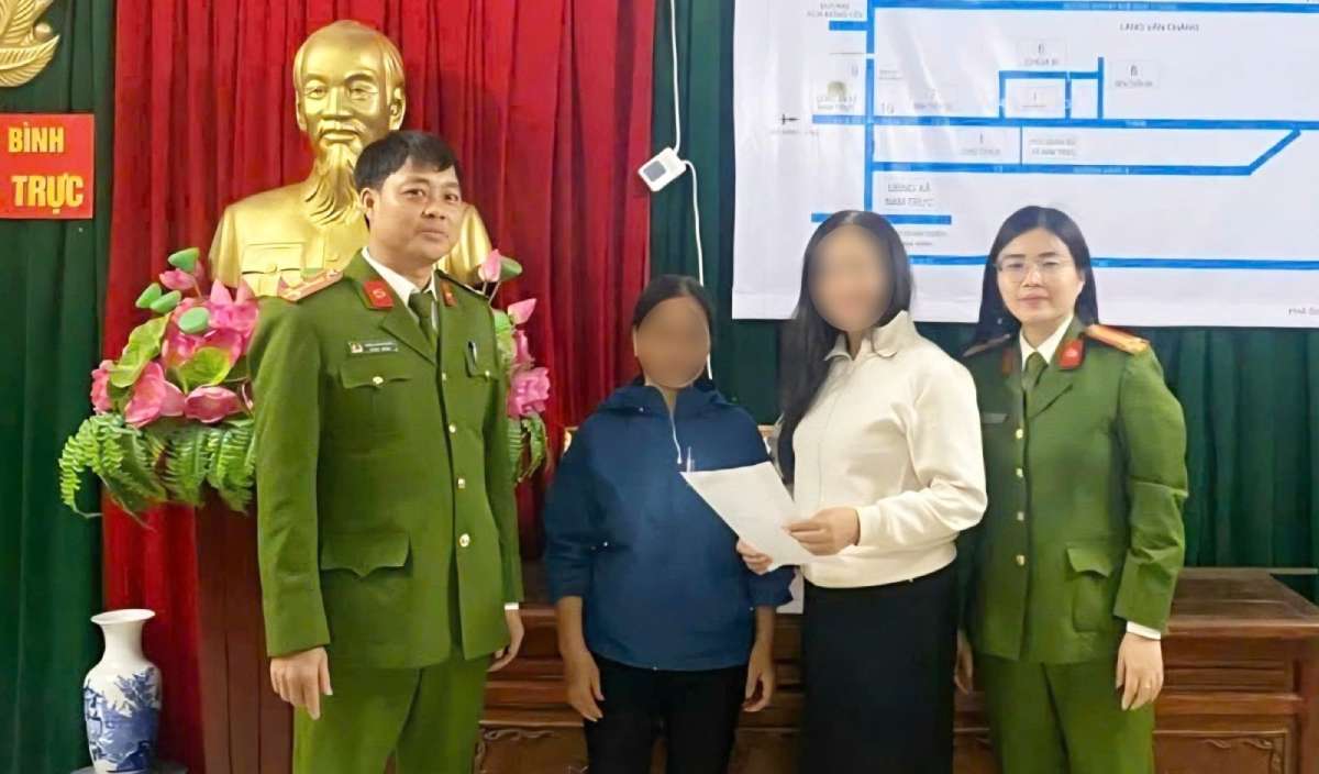 Nam Truc Commune Police, Ninh Binh province supports Ms. Doan Thi To C to receive back 100 million VND due to mistaken transfer. Photo: Nam Truc Commune Police