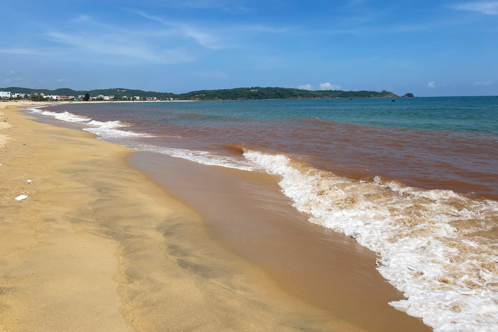 The reddish-brown water strip stretching along the coast of Hoai Nhon Bac ward (Gia Lai) is causing a stir on social networks. Photo: Hoai Phuong