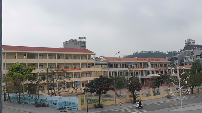 Các trường học ở Hạ Long vắng lặng sáng mùng 8 (24.2) do học sinh vẫn trong thời gian nghỉ Tết. Ảnh: Nguyễn Hùng