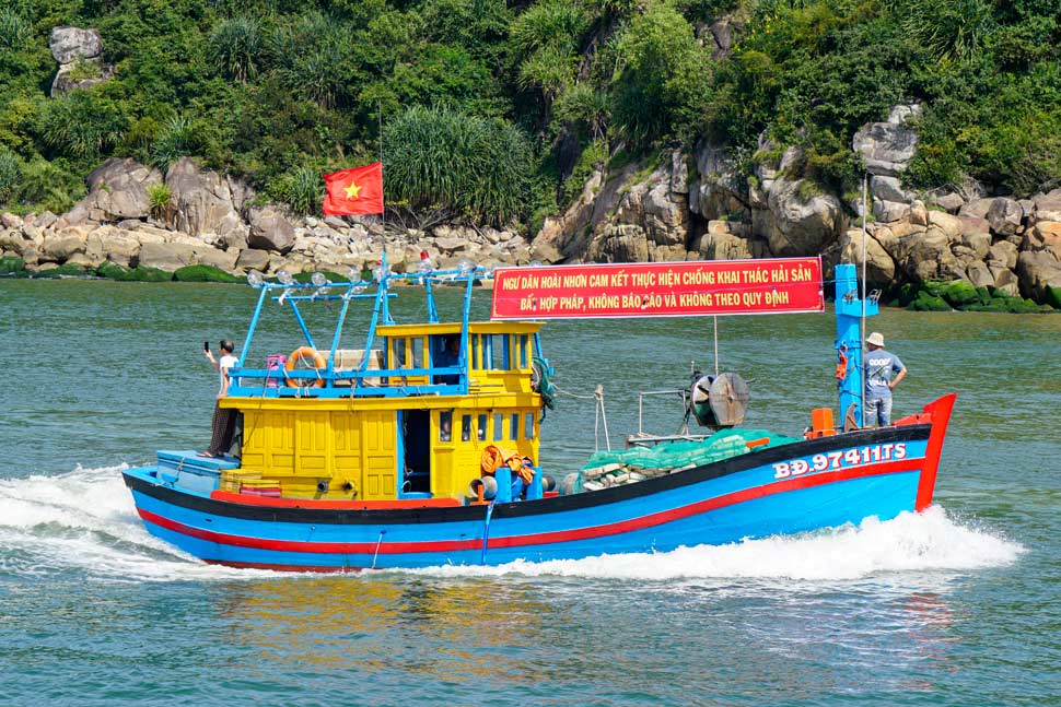 Gia Lai fishermen's boats commit not to violate fishing regulations. Photo: Xuan Huynh