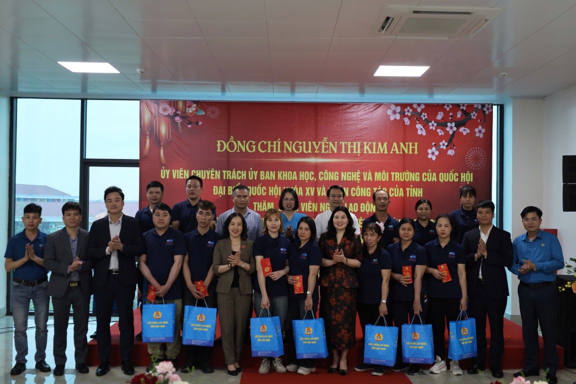 The working delegation increases gifts for workers of Thuat Phat Technology Packaging Joint Stock Company. Photo: Quyet Chien